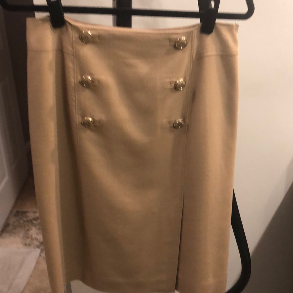 Details make the difference - buttons & slit
